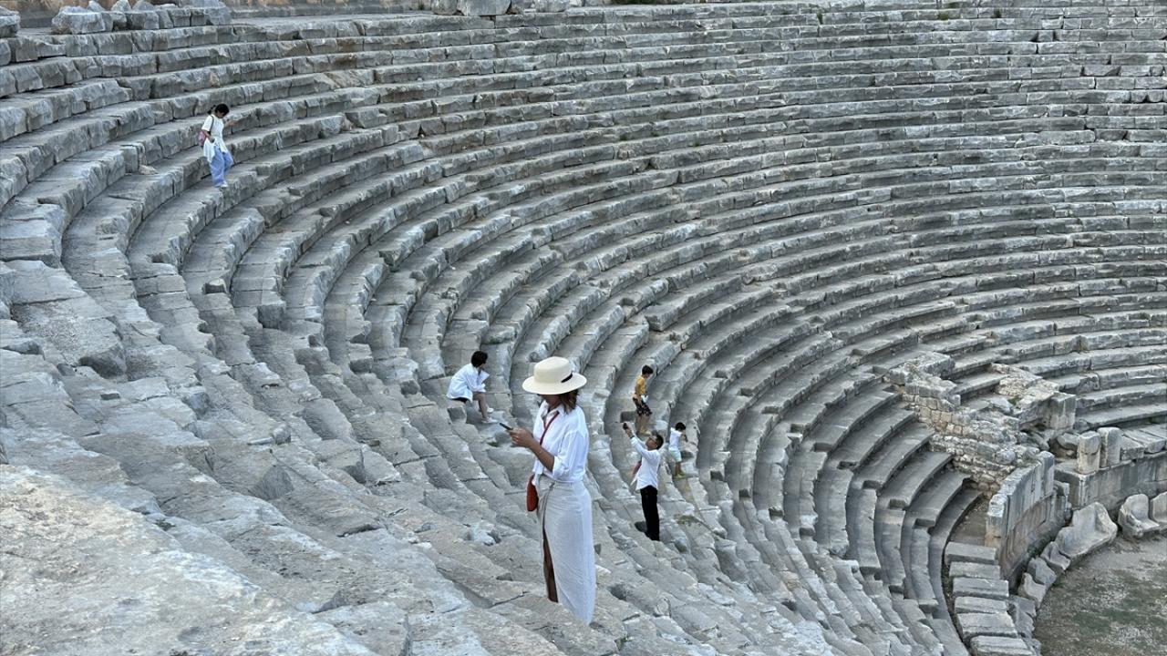 Liman kentinin en görkemli yapılarından: Side Antik Tiyatrosu