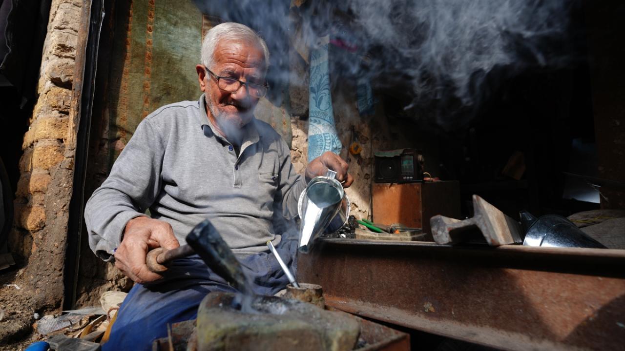 Iraklı teneke ustası, ilerleyen yaşına rağmen mesleğini büyük bir şevkle sürdürüyor