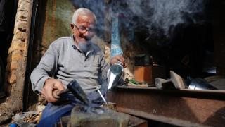 Iraklı teneke ustası, ilerleyen yaşına rağmen mesleğini büyük bir şevkle sürdürüyor