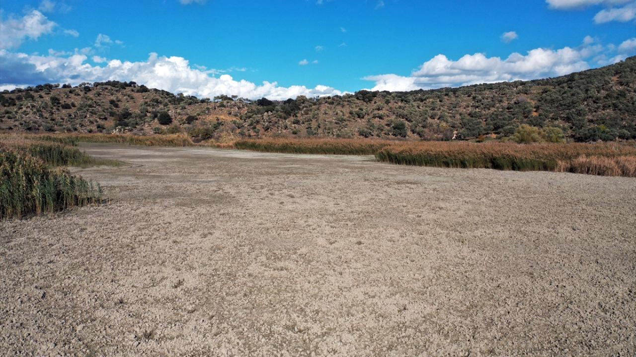 Azap Gölü'nde kuraklık nedeniyle sular çekildi