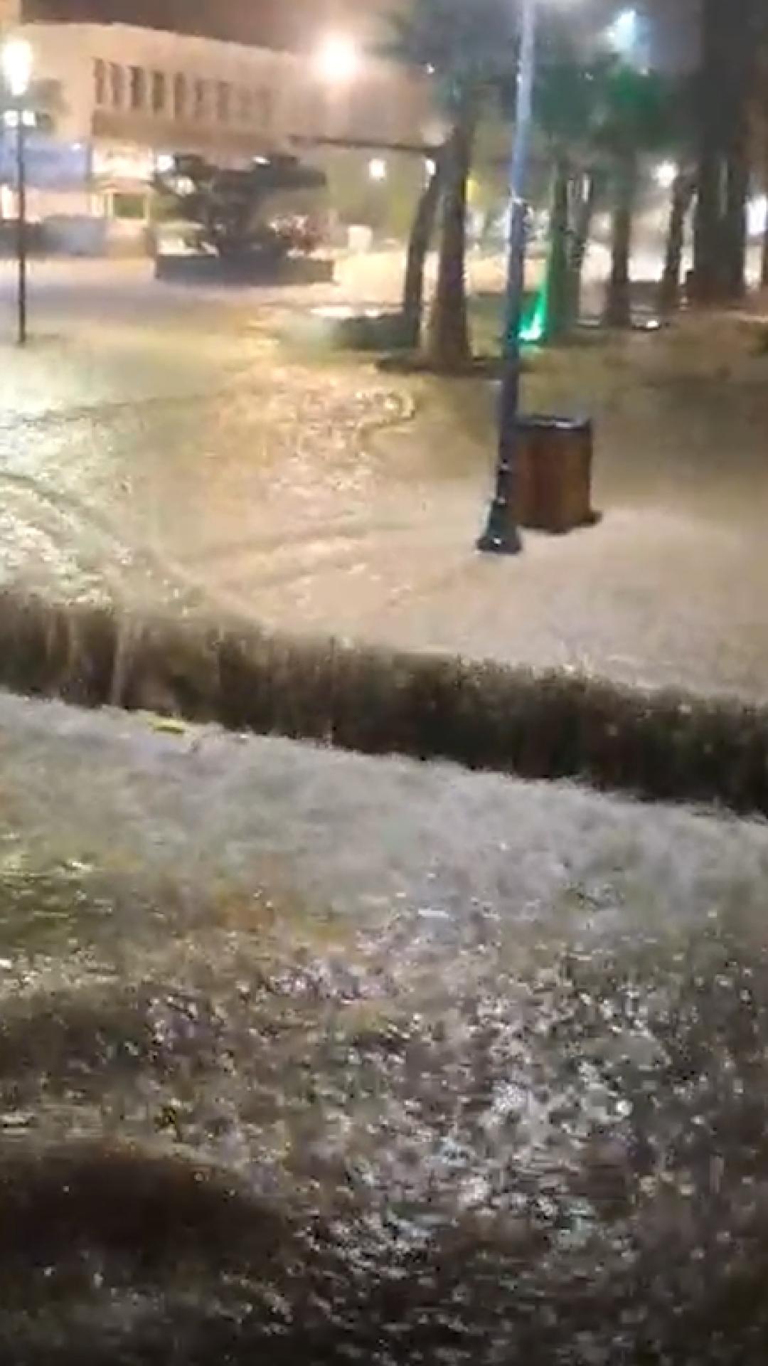 Çeşme'de sağanak: Deniz karayla birleşti