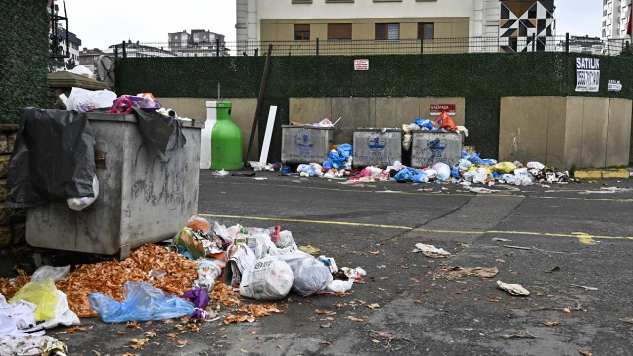Maltepe Belediyesi'nde iş bırakma nedeniyle ilçede çöpler birikti