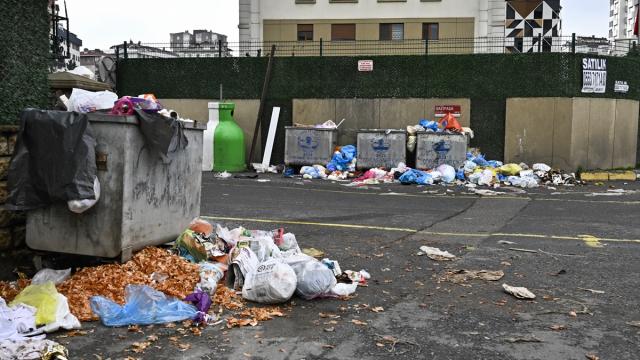 Maltepe Belediyesi'nde iş bırakma nedeniyle ilçede çöpler birikti