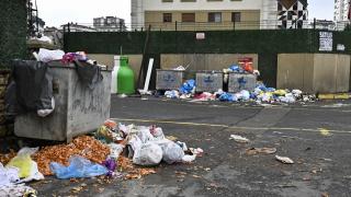 Maltepe Belediyesi'nde iş bırakma nedeniyle ilçede çöpler birikti
