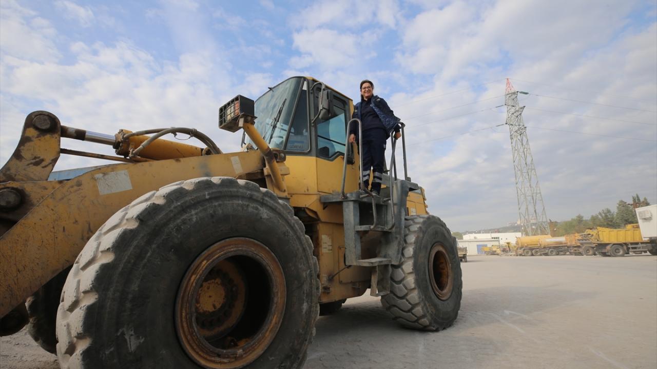 Kocası ve oğlunun karşı çıkmasına rağmen dozer operatörü oldu