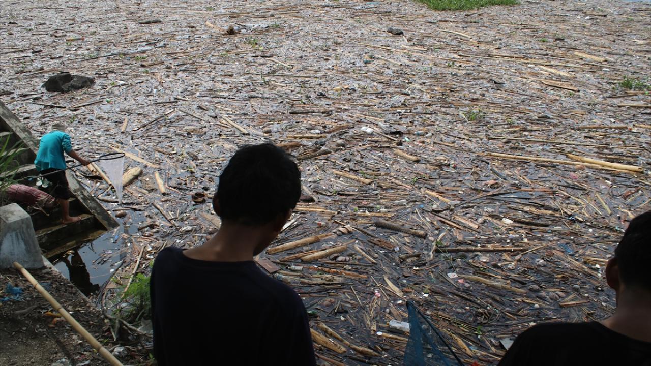 Endonezya’daki sel felaketinde Singkarak Gölü kıyıları molozla kaplandı