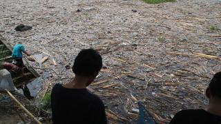 Endonezya’daki sel felaketinde Singkarak Gölü kıyıları molozla kaplandı