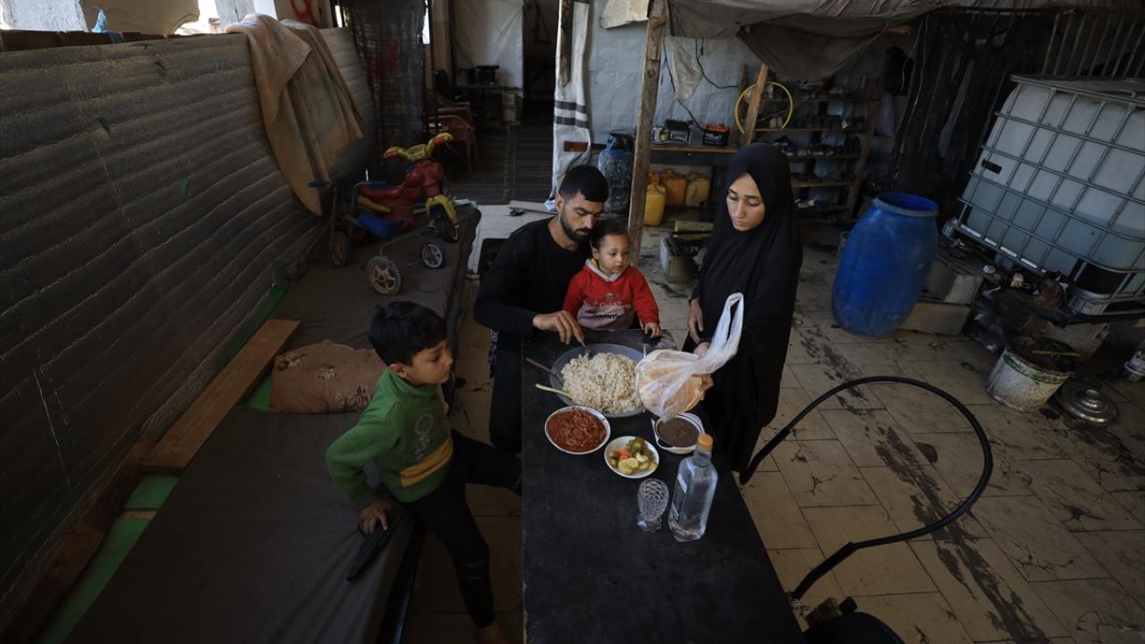 Cibaliya’daki yıkılmış camide yaşayan Filistinli aile yağışlar nedeniyle endişeli