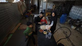 Cibaliya’daki yıkılmış camide yaşayan Filistinli aile yağışlar nedeniyle endişeli