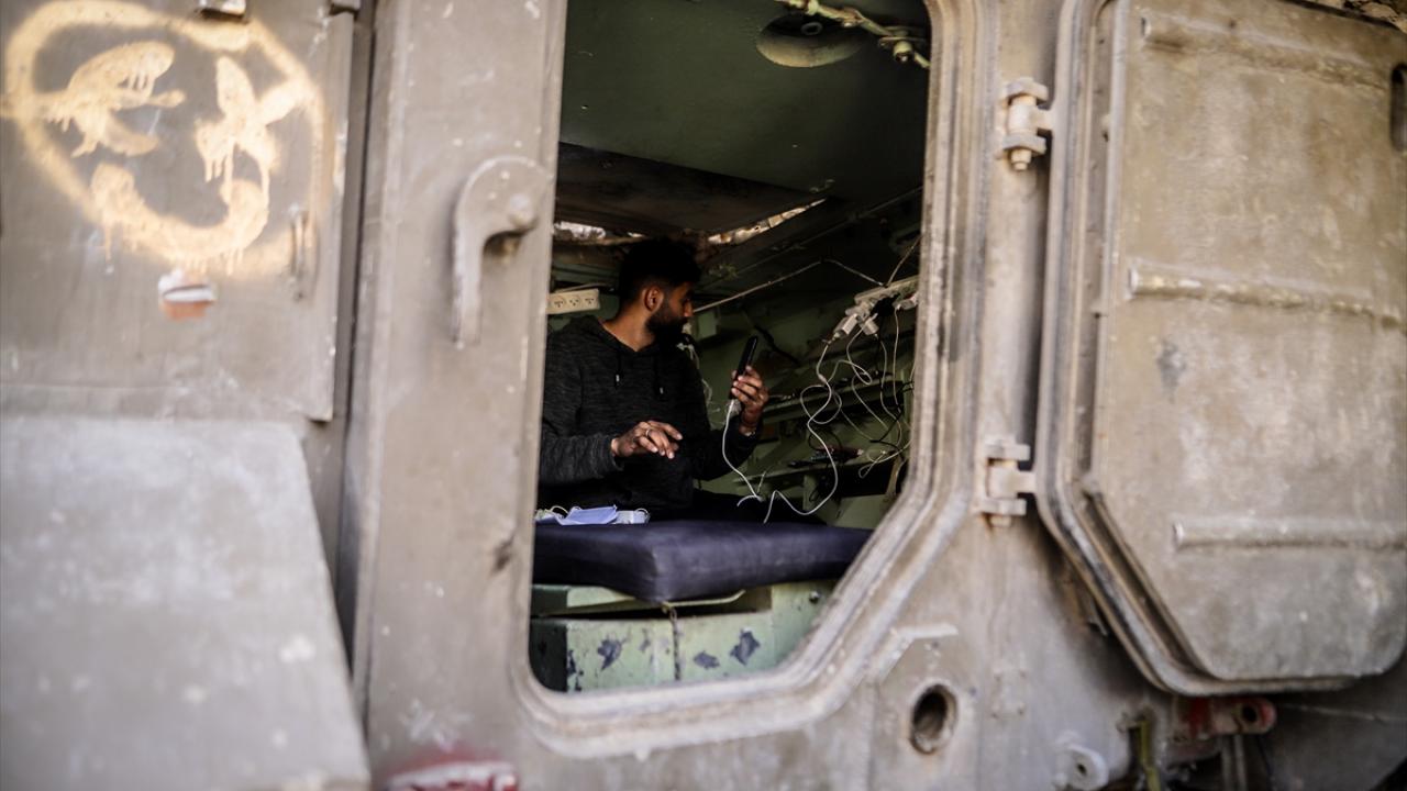 Filistinli Yahya, İsrail ordusundan kalan bir tankı şarj istasyonuna dönüştürdü