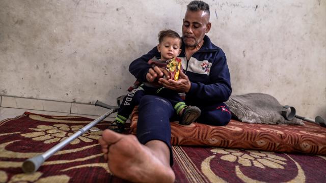 İsrail saldırısında oğlunu ve bir bacağını kaybeden Gazzeli baba, ailesi için yaşama tutunuyor