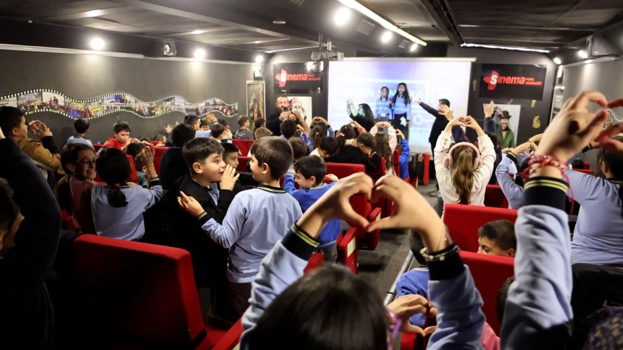 'Gezen Sinema Tırı' Sivas'ta çocuklarla buluştu