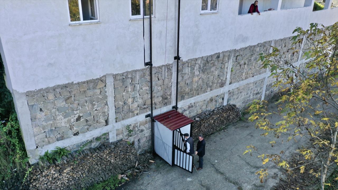 Yaşlı ve engelliler için cami duvarına asansör kurdular