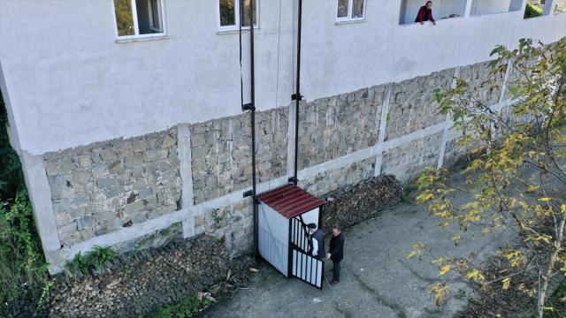 Yaşlı ve engelliler için cami duvarına asansör kurdular