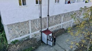 Yaşlı ve engelliler için cami duvarına asansör kurdular