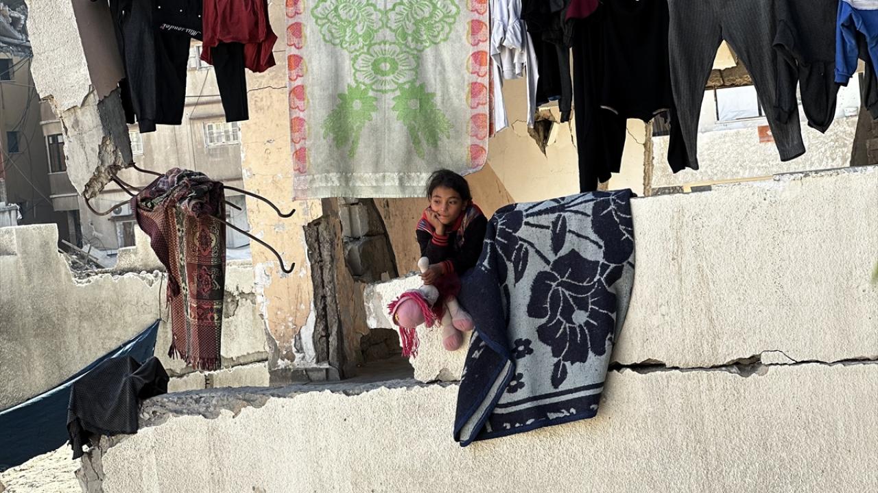 Katil İsrail'in saldırısında bir kısmı yıkılan okul, evsiz kalan Filistinlilerin sığınağına dönüştü