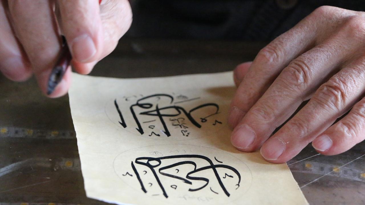 Emekliliğinden sonra öğrendiği hat sanatında yeni ustalar yetiştiriyor
