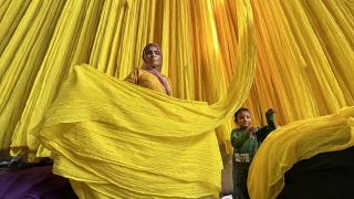 Hindistan'da geleneksel saree kumaşları asırlık yöntemlerle hazırlanıyor