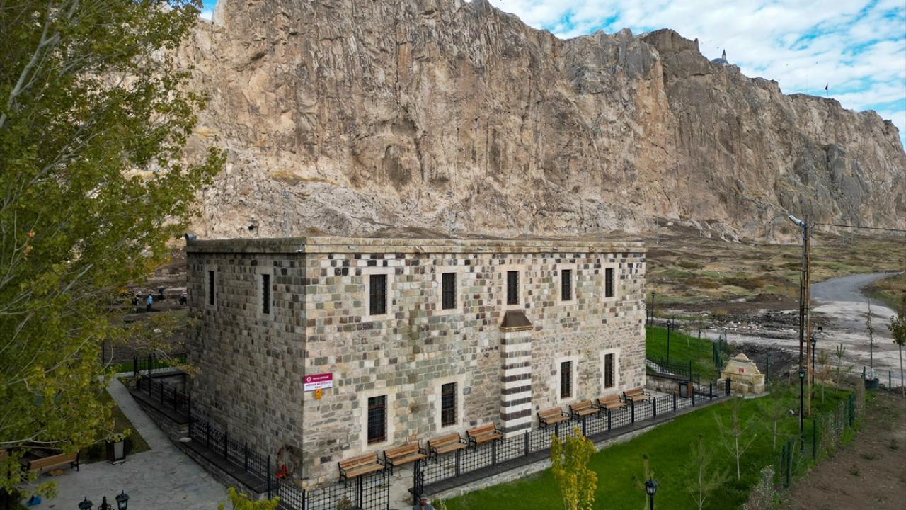 Tarih ve doğayla bütünleşen Horhor Cami, restorasyonun ardından cemaatiyle buluştu