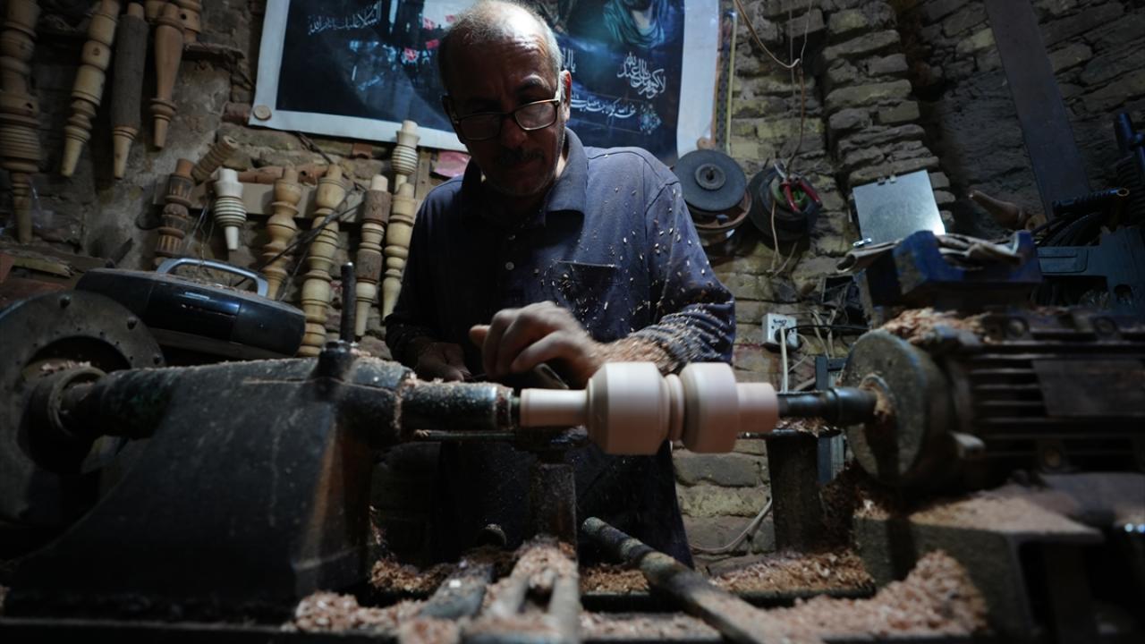 Iraklı ahşap torna ustası, Bağdat'ın kadim semtinde 3 kuşaktır mesleğini sürdürüyor