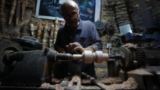 Iraklı ahşap torna ustası, Bağdat'ın kadim semtinde 3 kuşaktır mesleğini sürdürüyor