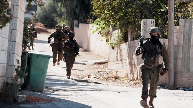 İşgalci İsrail askerleri 4 Filistinliyi gözaltına aldı haber görseli