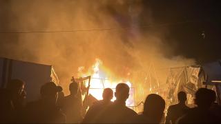 Soykırımcı İsrail ordusu Gazze'de çadır kenti vurdu