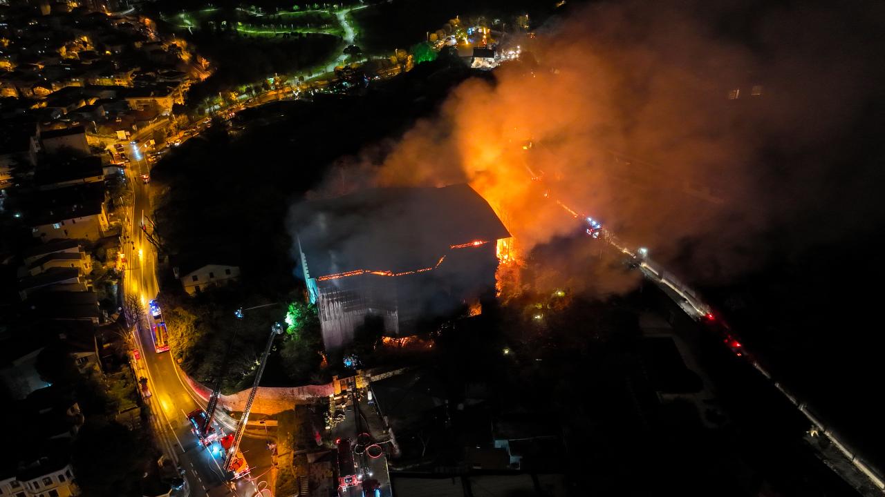 İstanbul'da metruk binada yangın