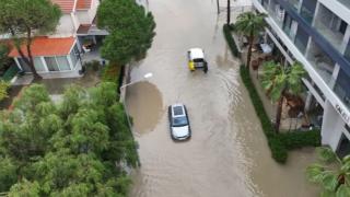 İzmir'de sağanak: Yollar çöktü, ev ve iş yerlerini su bastı