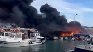 İzmir'de barınaktaki tekneler alevlere teslim oldu
