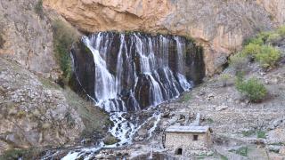 Kayseri'deki Kapuzbaşı Şelaleleri yılın her günü çağlıyor