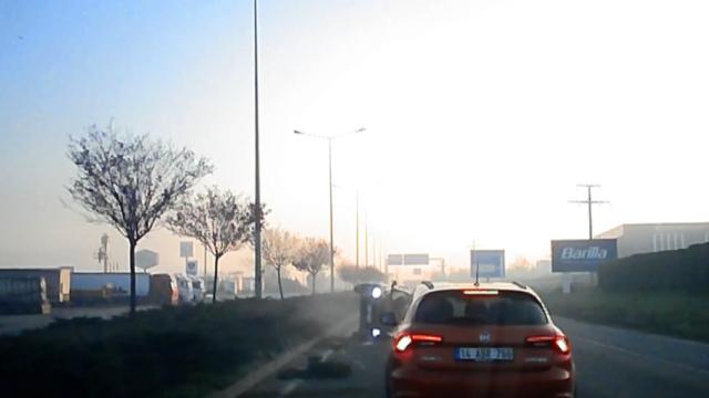 Makas manevrası kaza getirdi: Otomobil işte böyle devrildi