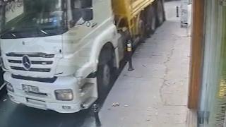 Kamyonun çarptığı duba fırlayarak dükkana girdi