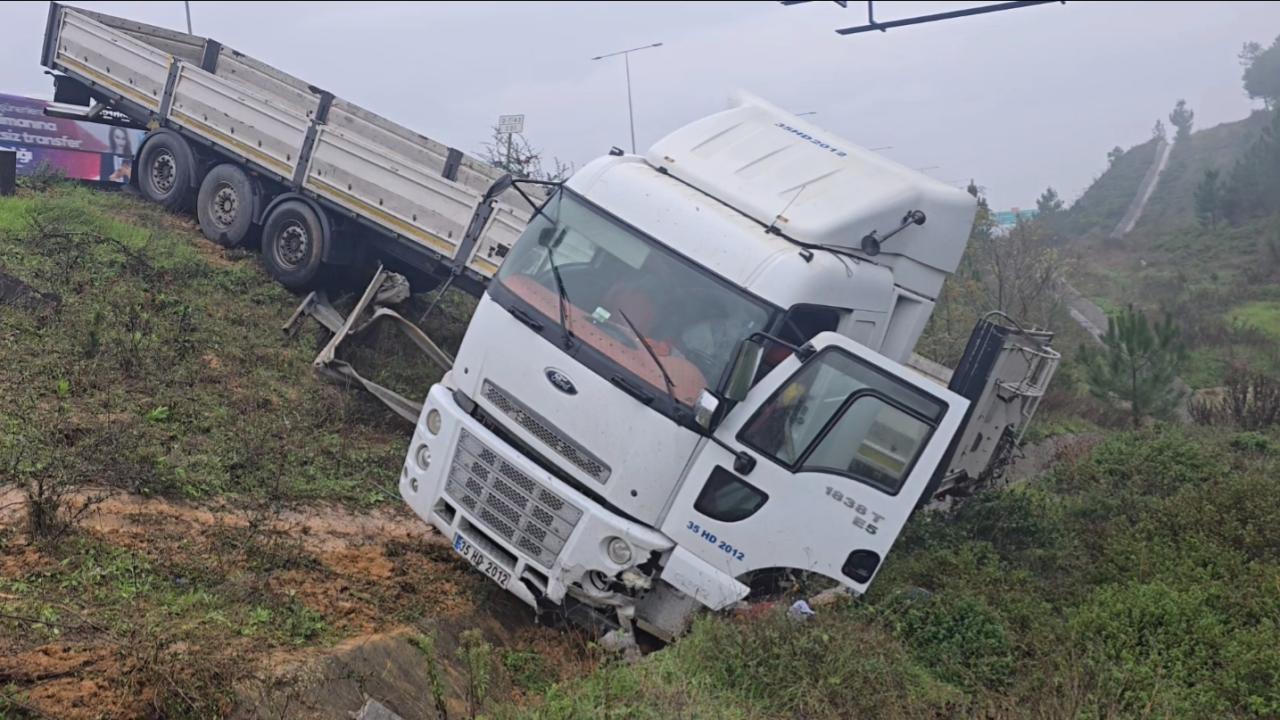 Tırın şarampole yuvarlandığı anlar kamerada