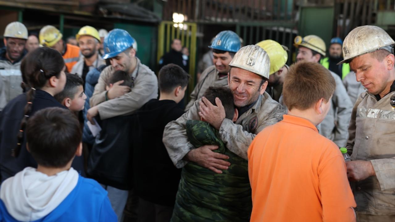 Madencilere Dünya Madenciler Günü’nde çocuklarından duygulandıran sürpriz