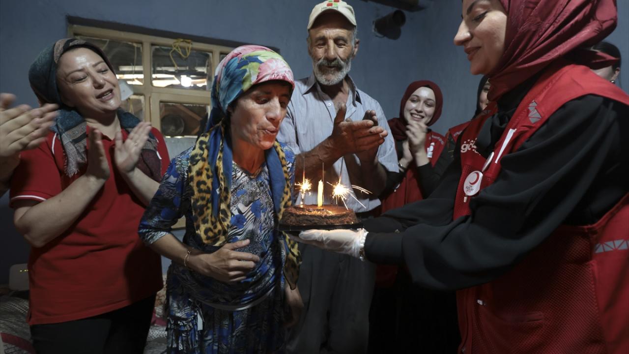 Konya'da yaşayan baba ve engelli kızı Türk Kızılay'ın sürpriziyle mutlu oldu