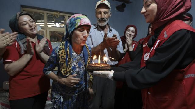 Konya'da yaşayan baba ve engelli kızı Türk Kızılay'ın sürpriziyle mutlu oldu