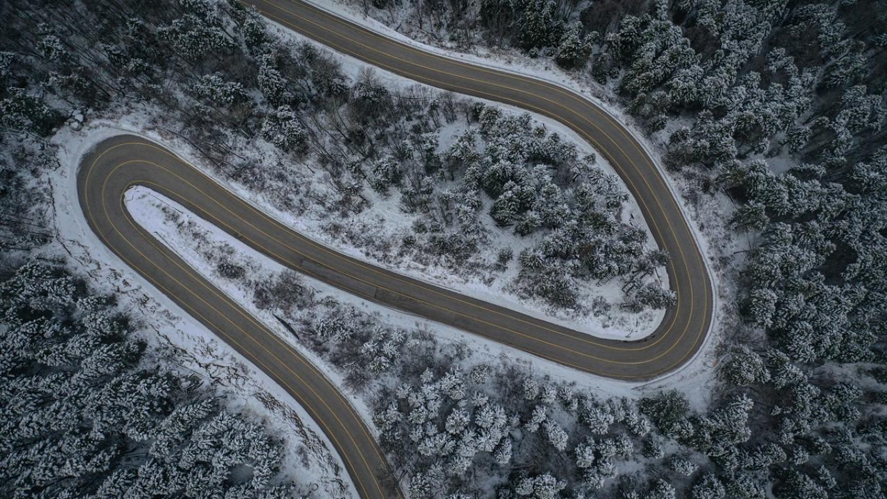 Uludağ'ın beyaza bürünen kıvrımlı yolları havadan görüntülendi