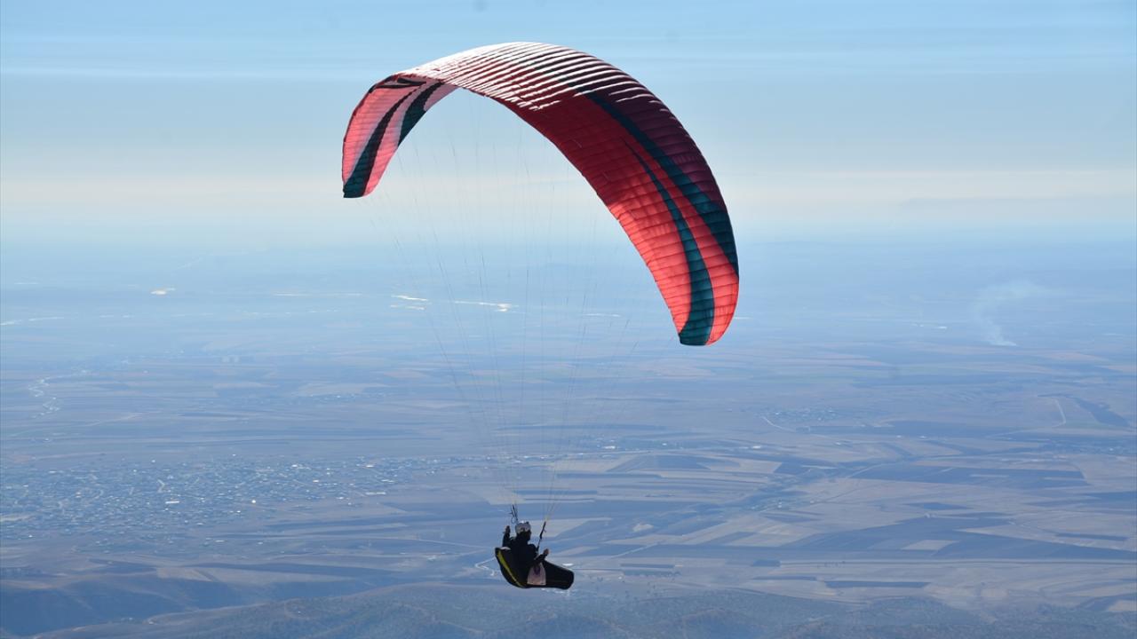 Yamaç paraşütü tutkunları Cudi Dağı'nın semalarında süzüldü