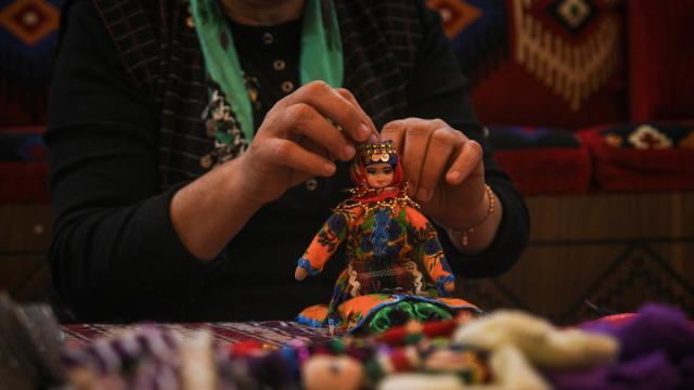 Sındırgı'daki depremde evi yıkılan sanatçı Yörük bebek üretimini otağda sürdürüyor