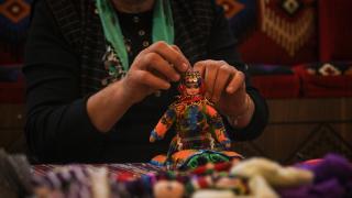 Sındırgı'daki depremde evi yıkılan sanatçı Yörük bebek üretimini otağda sürdürüyor