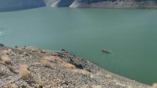 Van'da 3 kişinin bulunduğu araç baraj gölüne düştü