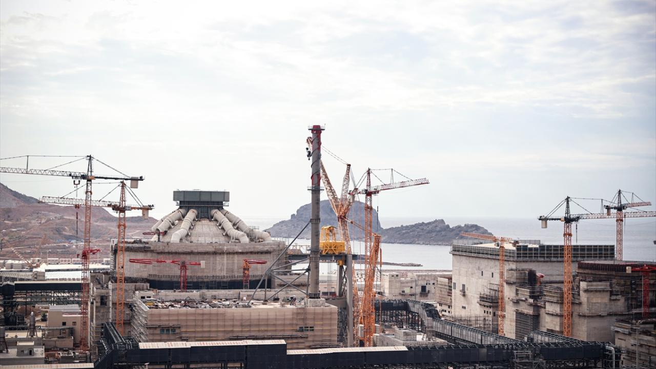 Zhukov, reaktörler dışındaki alanlarda çalışmaların paralel olarak sürdüğünü ifade ederek, "Birinci devreye alma kompleksinde yer alan diğer binalardaki çalışmalar tamamlanma aşamasına geldi. Aynı zamanda Akkuyu Nükleer Güç Santrali`nin elektrik altyapısı