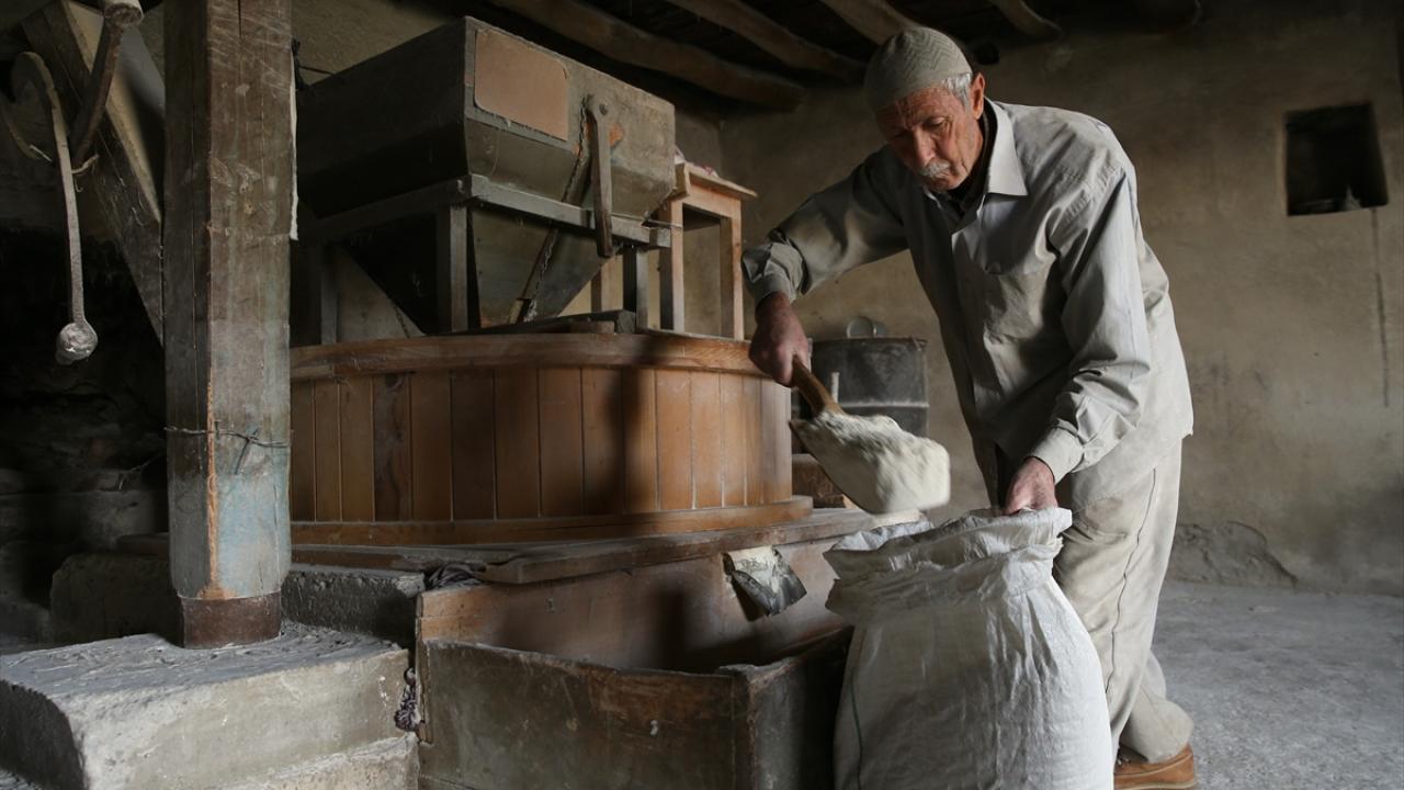 "200 yıldan fazla, çok eski bir değirmen"