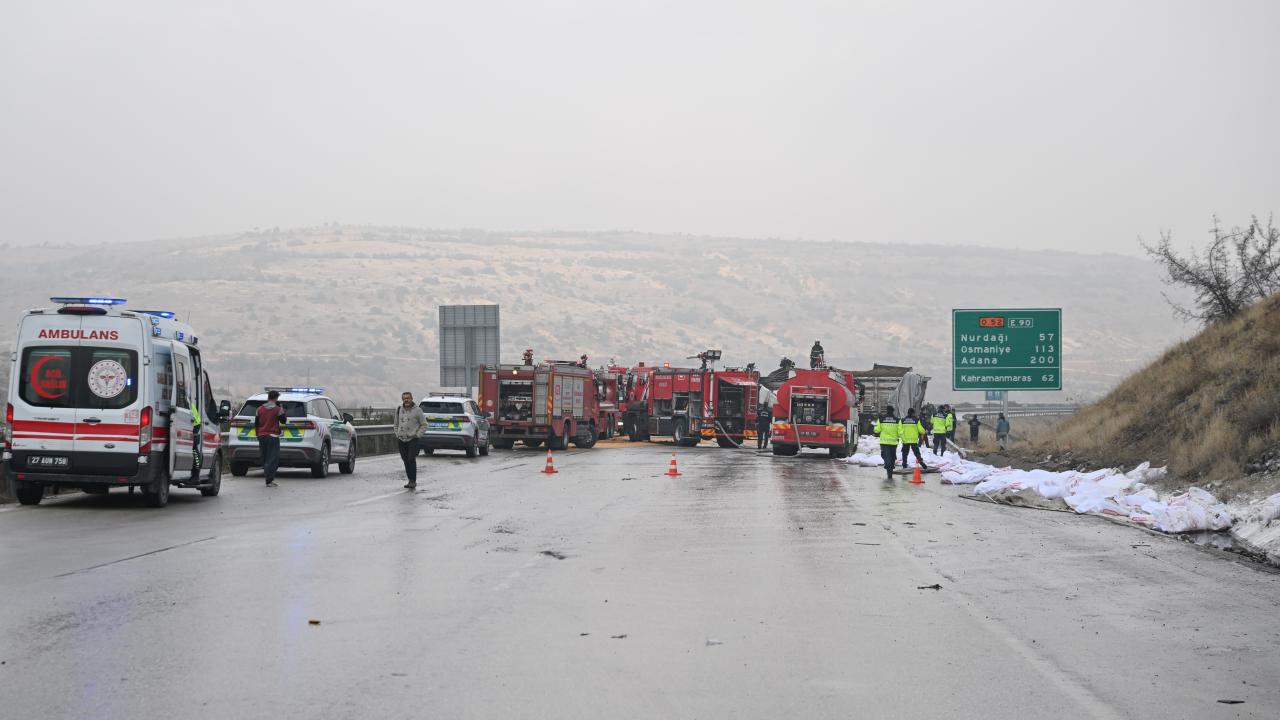 Gaziantep'te 3 tır çarpıştı, araçlar alev aldı