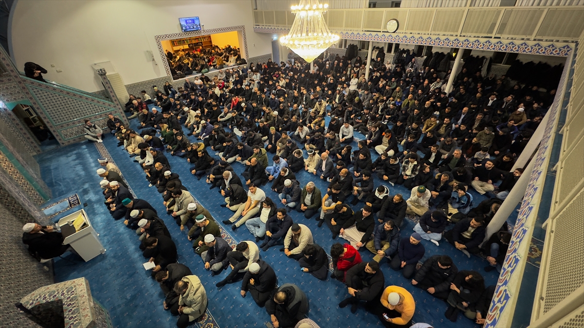 Hollanda'da 1300 genç sabah namazında buluştu