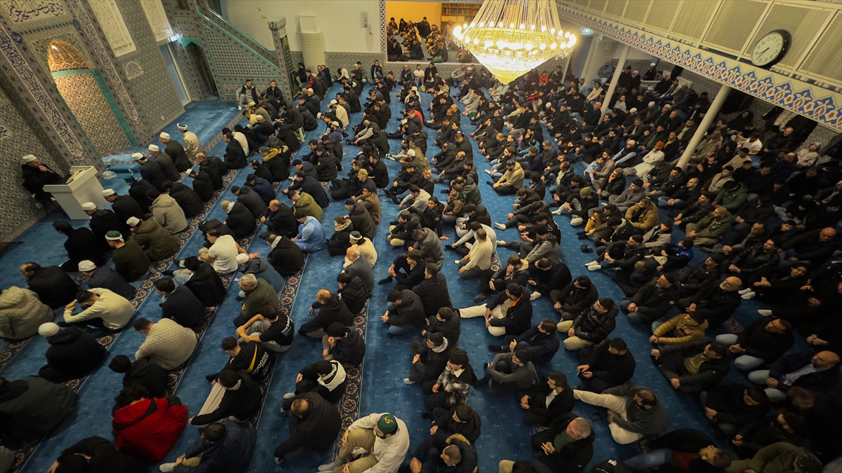 Hollanda'da 1300 genç sabah namazında buluştu