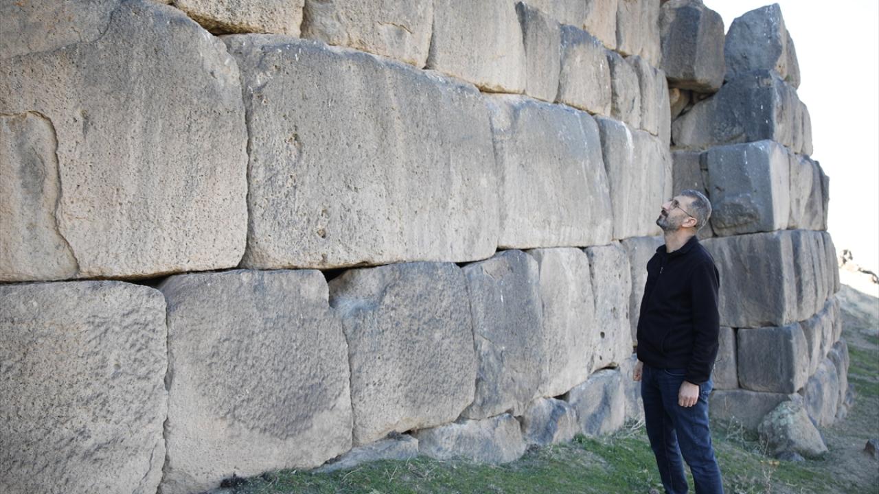 "Kullanılan taşların her biri yaklaşık 2 metre boyutunda"