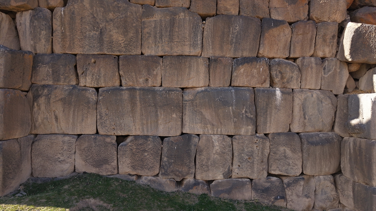 "Kazılarda ortaya çıkardığımız surlar etkileyici bir mimariye sahip"