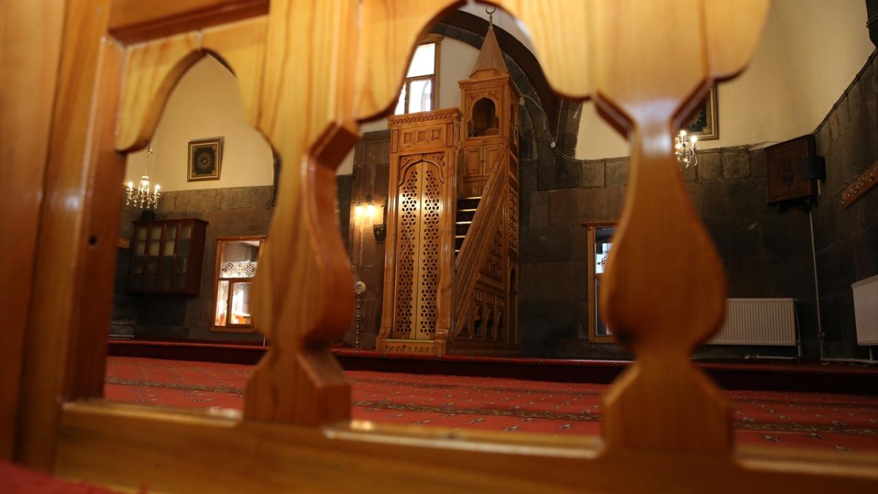 "Diğer örneklerden farkı, güneş saatinin minarede olması"